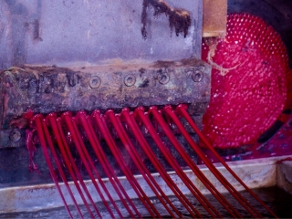 Máquina com tiras de resina vermelhas
