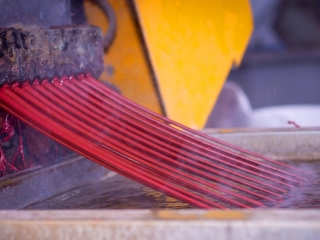 Máquina com tiras de resina vermelhas