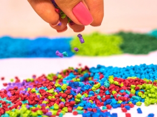 Resinas coloridas jogadas ao chão