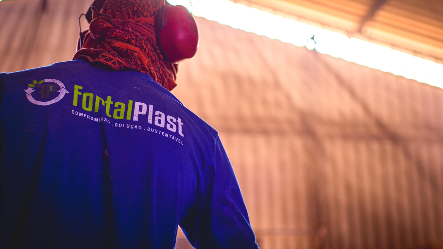 Homem de costas com farda da FortalPlast